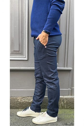 Chino 1083 - Coupe ajustée marine 163 homme. Un modèle à la fois habillé et décontracté. Une fabrication exclusivement française.