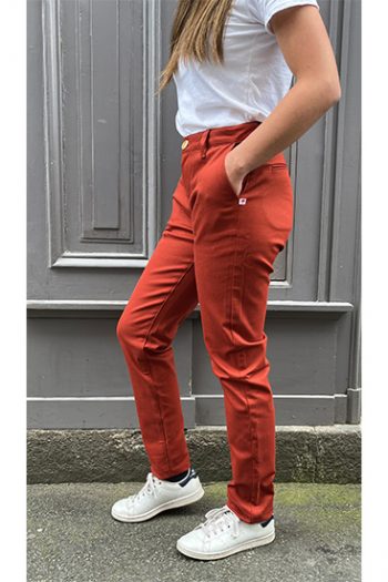 Chino référence 263 de la marque 1083 à la coupe ajustée pour femme. La couleur est terracotta. Une fabrication 100% française.