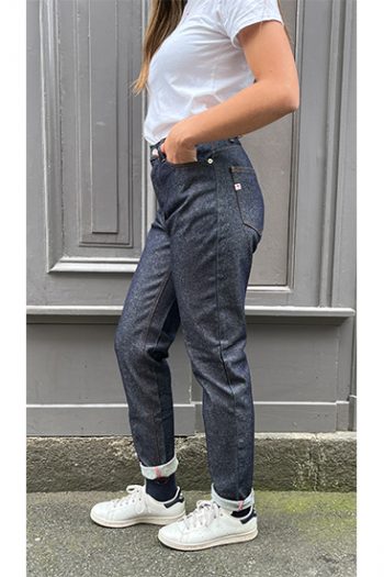 Jean de la marque 1083, la coupe mom référence 258 en coloris indigo brut en coton bio. Une fabrication exclusivement française !