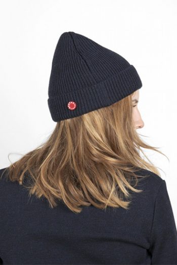 Bonnet mixte dark navy en pure laine mérinos de la marque Berthe aux Grands Pieds et fabriqué par royal mer. 100% Made in France.