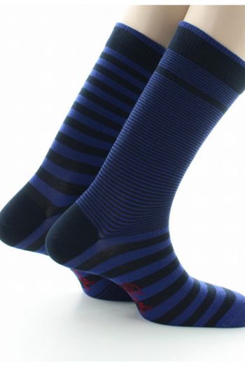 Chaussettes en coton aux rayures asymétriques marine et bleu. De la marque Berthe Aux Grands Pieds. Une fabrication exclusivement française.
