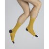 Chaussettes hommes en soie naturelle jaune moutarde ou noir avec la pointe et le talon colorés . De la marque Berthe Aux Grands Pieds, made in France !