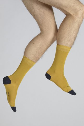 Chaussettes hommes en soie naturelle jaune moutarde ou noir avec la pointe et le talon colorés . De la marque Berthe Aux Grands Pieds, made in France !