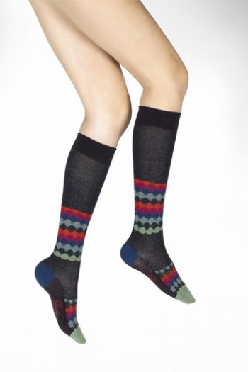 Chaussettes hautes Ondulations Colorées de la marque Berthe Aux Grands Pieds. Tricotées en laine et en coton. Fabrication française.