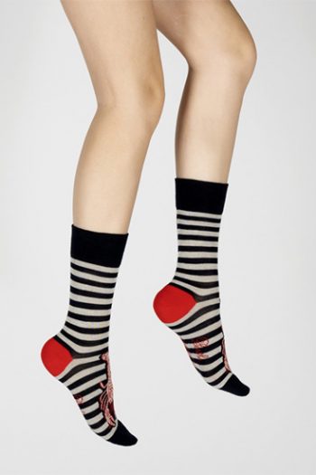 Chaussettes Chaussettes Homard écru rayé marine. De la marque Berthe Aux Grands Pieds. Tricotées en laine et coton. Fabrication française.