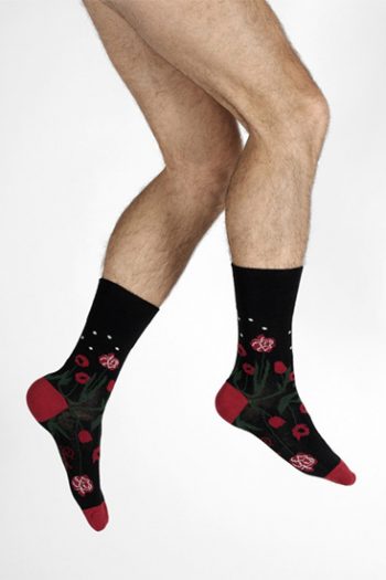 Chaussettes homme herbes folles de la marque Berthe Aux Grands Pieds. Tricotées en laine et coton, motifs de coquelicots et herbage. Fabrication française.