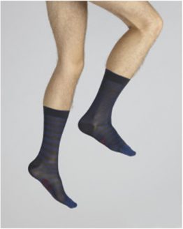 Chaussettes rayées asymétriques anthracite et bleu en fil d'écosse. De la marque Berthe aux grands pieds. Fabrication Française.