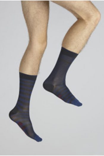 Chaussettes rayées asymétriques anthracite et bleu en fil d'écosse. De la marque Berthe aux grands pieds. Fabrication Française.