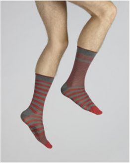 Chaussettes rayées asymétriques gris et rouge en fil d'Écosse. De la marque Berthe aux grands pieds. Fabrication Française.