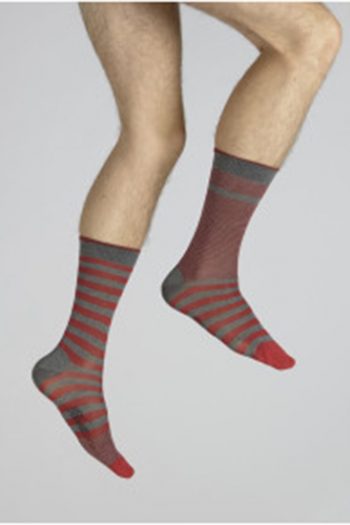 Chaussettes rayées asymétriques gris et rouge en fil d'Écosse. De la marque Berthe aux grands pieds. Fabrication Française.