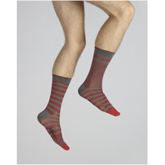 Chaussettes rayées asymétriques gris et rouge en fil d'Écosse. De la marque Berthe aux grands pieds. Fabrication Française.