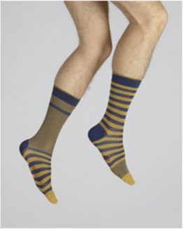 Chaussettes rayées asymétriques jaune et marine en fil d'écosse. De la marque Berthe aux grands pieds. Fabrication Française.