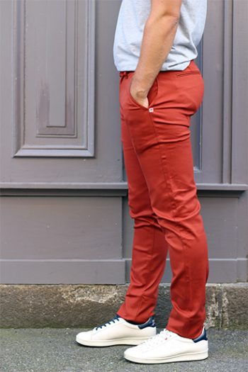 Chino 163 de la marque 1083 à la coupe ajustée pour homme. La couleur est terracotta. Une fabrication exclusivement française.