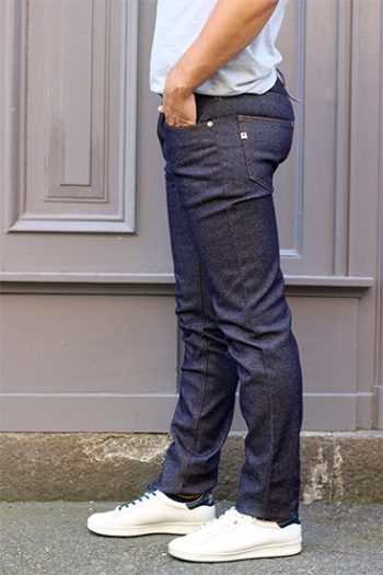 Jean 103 coupe ajustée en pur coton bio de la marque 1083 pour homme. Il est filé, teint, tissé et confectionné en France.