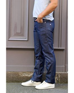Jean 1083, coupe droite modèle 101 en bleu denim original pour homme. Le jean est dessiné, filé, tient, tissé, coupé et cousu en france.
