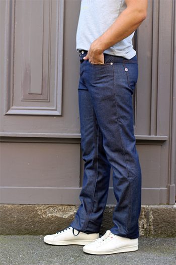 Jean 1083, coupe droite modèle 101 en bleu denim original pour homme. Le jean est dessiné, filé, tient, tissé, coupé et cousu en france.