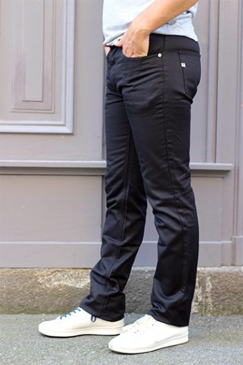 Jean 1083, coupe droite modèle 101 en noir denim original pour homme. Le jean est dessiné, filé, tient, tissé, coupé et cousu en france.