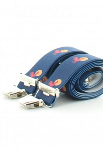 Bretelles aux motifs de Coqs bordeaux sur fond marine. Une création de la marque Dagobert à l'envers. Une fabrication 100% française.