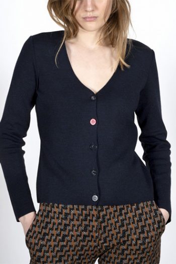 Gilet femme coudière coraux marine en pure laine mérinos. Une collaboration entre Royal Mer et Berthe Aux Grands Pieds. Fabrication 100% française.