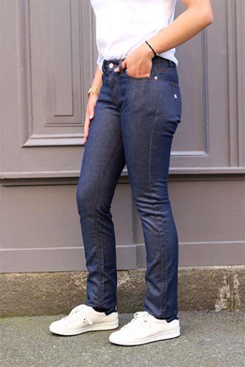 Jean de la marque 1083. Le modèle 201 coupe droite pour femme. Denim original brut, 100% coton bio. De fabrication française.
