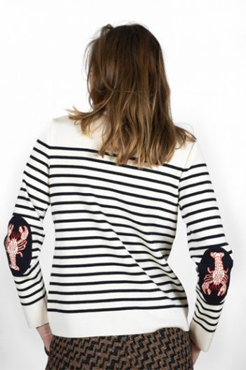 Pull Marin Rayé Homard col V en pur laine mérinos. Une collaboration entre Royal Mer et Berthe Aux Grands Pieds. Fabrication 100% française.