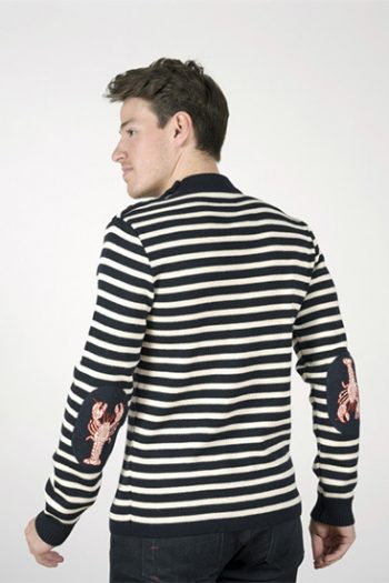 Pull homme homard rayé écru et marine style marin Berthe aux Grands Pieds en pure laine vierge avec boutons. Fabriqué en France par Royal Mer.
