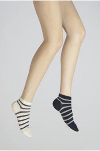 Socquette en soie rayées asymétriques marine-écru. De la marque Berthe aux grands pieds . Une fabrication 100% française !