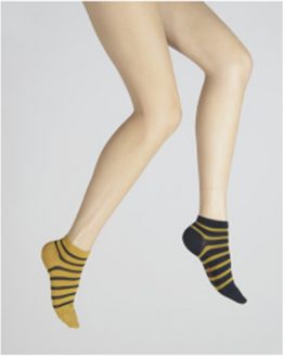 Socquettes en soie rayées asymétriques moutarde-marine. De la marque Berthe aux grands pieds . Une fabrication 100% française !