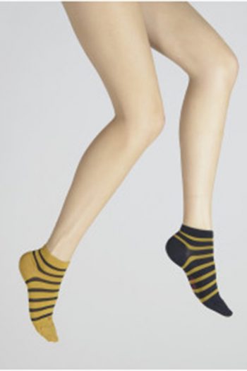Socquettes en soie rayées asymétriques moutarde-marine. De la marque Berthe aux grands pieds . Une fabrication 100% française !