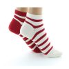 Socquettes en soie naturelle rayées asymétrique rouge et blanc. De la marque Berthe Aux Grands Pieds. Une fabrication 100% française