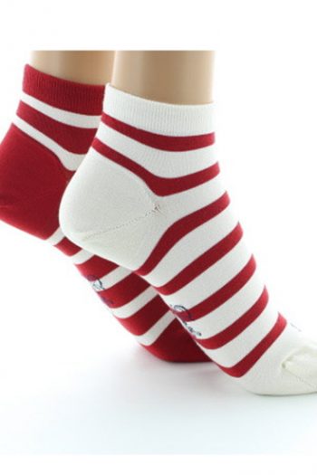 Socquettes en soie naturelle rayées asymétrique rouge et blanc. De la marque Berthe Aux Grands Pieds. Une fabrication 100% française