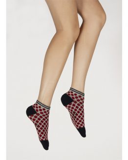 Socquettes femme fantaisies de sport, motifs fleurs rouges. De la marque Berthe aux Grands Pieds. Fabrication 100% française.