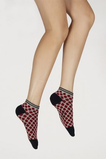 Socquettes femme fantaisies de sport, motifs fleurs rouges. De la marque Berthe aux Grands Pieds. Fabrication 100% française.