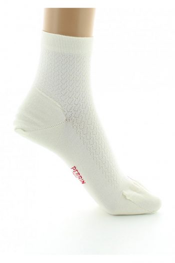 Socquette en soie naturelle à la maille fantaisie, disponible en 3 coloris. De la marque Perrin. Une fabrication exclusivement française !