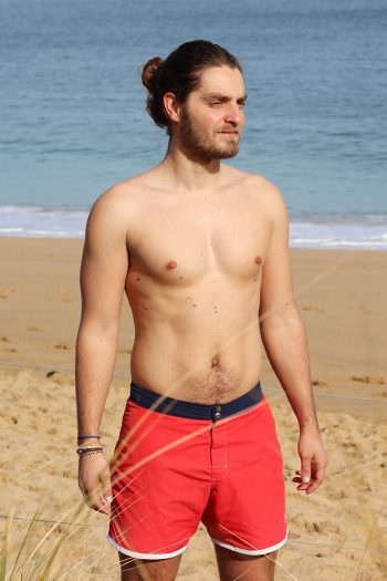 Marin, Short de bain Rouge de la marque Jo Bigorneau, made in France à Saint-Malo. Un style néo-rétro des années 80 avec une matière polyamide haute qualité