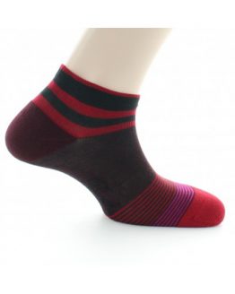 Socquettes en maille bouclettes pour sport, à rayures bordeaux et rouge. De la marque Berthe Aux Grands Pieds, fabrication française.