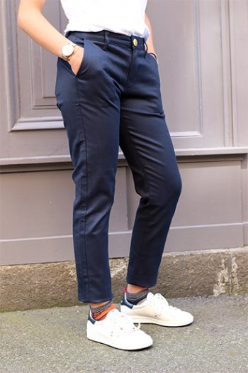 Chino de la marque 1083 . Le modèle 264 a une coupe ajustée pour femme. Coloris bleu marine. Une fabrication 100% Française.