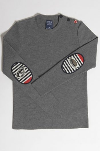 Pull femme Berthe aux Grands Pieds en pure laine mérinos gris, style marin fabriqué en France avec un clin d'oeil sur les coudières.