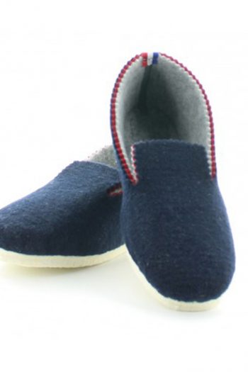 Charentaises en feutre bleu marine, intérieur gris, finition cranté. De la marque Perrin 1924. Fabrication 100% française