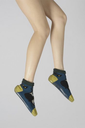 Chaussons chaussettes de la marque Berthe aux grands pieds . Une chaussette avec une semelle en elastomère. Fabrication française.