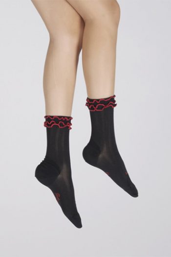 Chaussettes en soie noire à surjets rouges, renforcées en fil d'Écosse. De La Marque Berthe aux Grands Pieds. Fabrication Exclusivement Française.
