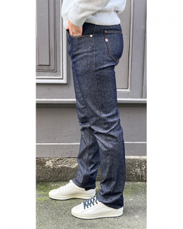 Jean 1083, coupe droite modèle 101 en bleu indigo brut superdenim flex pour homme. Le jean est dessiné, filé, tient, tissé, coupé et cousu en france.