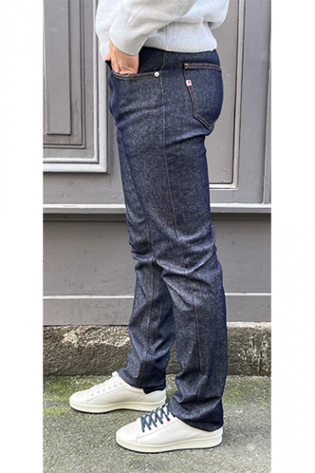 Jean 1083, coupe droite modèle 101 en bleu indigo brut superdenim flex pour homme. Le jean est dessiné, filé, tient, tissé, coupé et cousu en france.