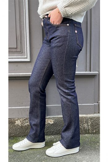 Jean de la marque 1083, la coupe évasée 202 en coloris indigo brut en coton bio. Une fabrication exclusivement française !