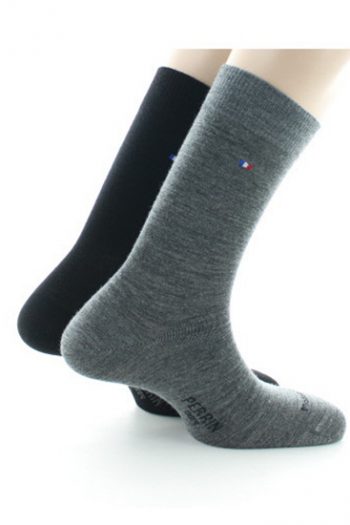 Lot de deux paires de chaussettes unies gris et noir en laine peignée. Petit drapeau français sur la tige. Fabrication Française par Perrin 1924.