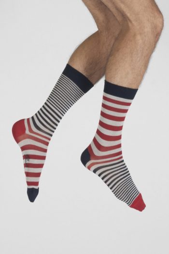 Chaussettes Homme Rayures marines Asymétriques, tricotées en coton fil d'Écosse majoritaire. De la marque Berthe aux grands pieds. Fabrication Française.