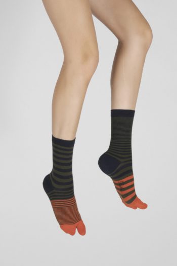 Chaussettes Tabi Rayures Asymétriques Kakis. Un modèle en coton. De la marque Berthe Aux Grands Pieds. Une Fabrication 100% française.