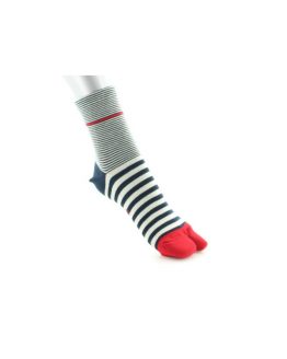 Chaussettes Tabi Rayures marines fond blanc et pointes rouges. Un modèle en coton. De la marque Berthe Aux Grands Pieds. Une Fabrication 100% française.