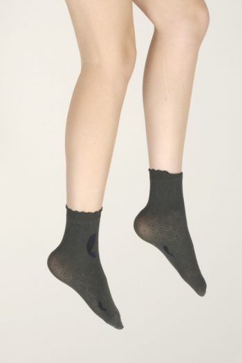 Mi-chaussettes 40D poissons Kaki. Maille dévorée. De la marque Berthe Aux Grands Pieds. Un produit fabriqué exclusivement en France .