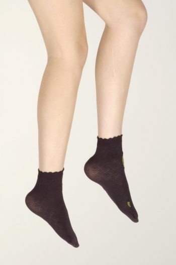 Mi-chaussettes 40D poissons Prune. Maille dévorée. De la marque Berthe Aux Grands Pieds. Un produit fabriqué exclusivement en France .